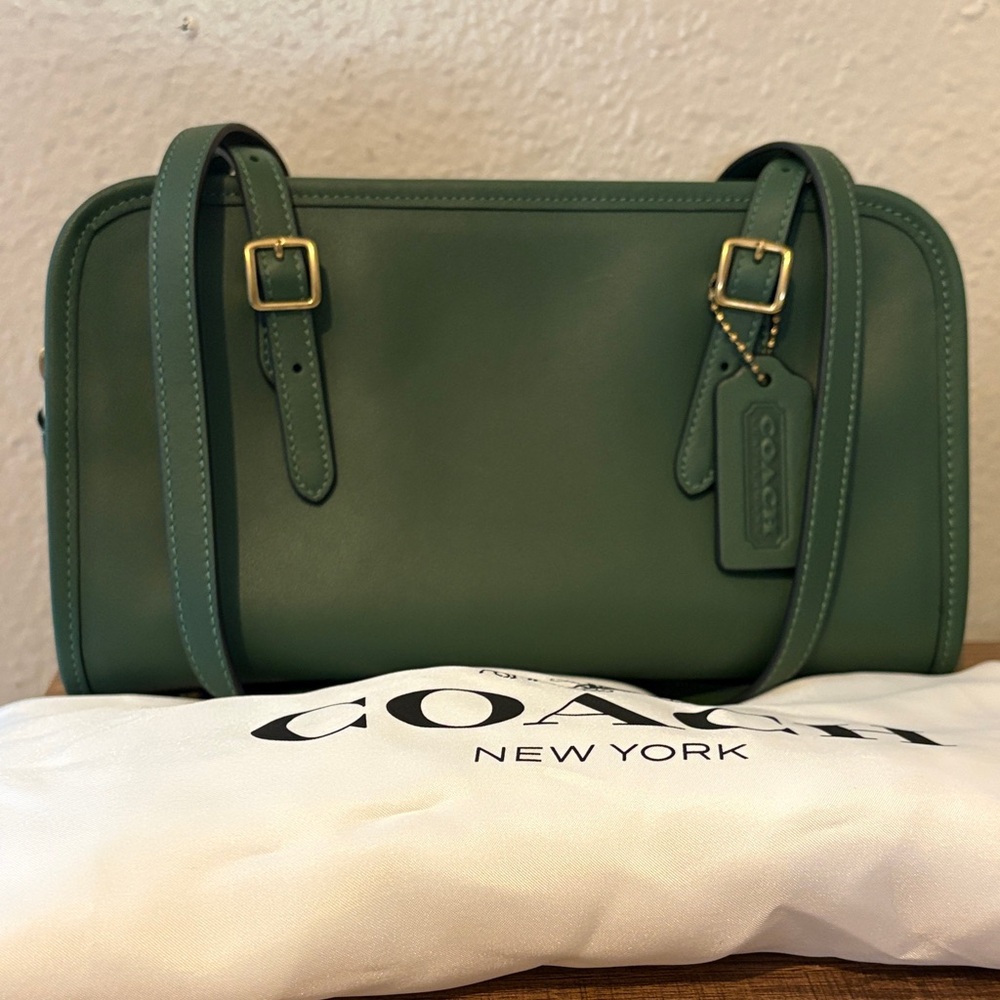 Coach hunter green swing zip